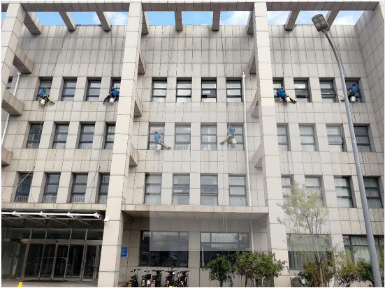 如何保證外墻清洗作業的順利完成？